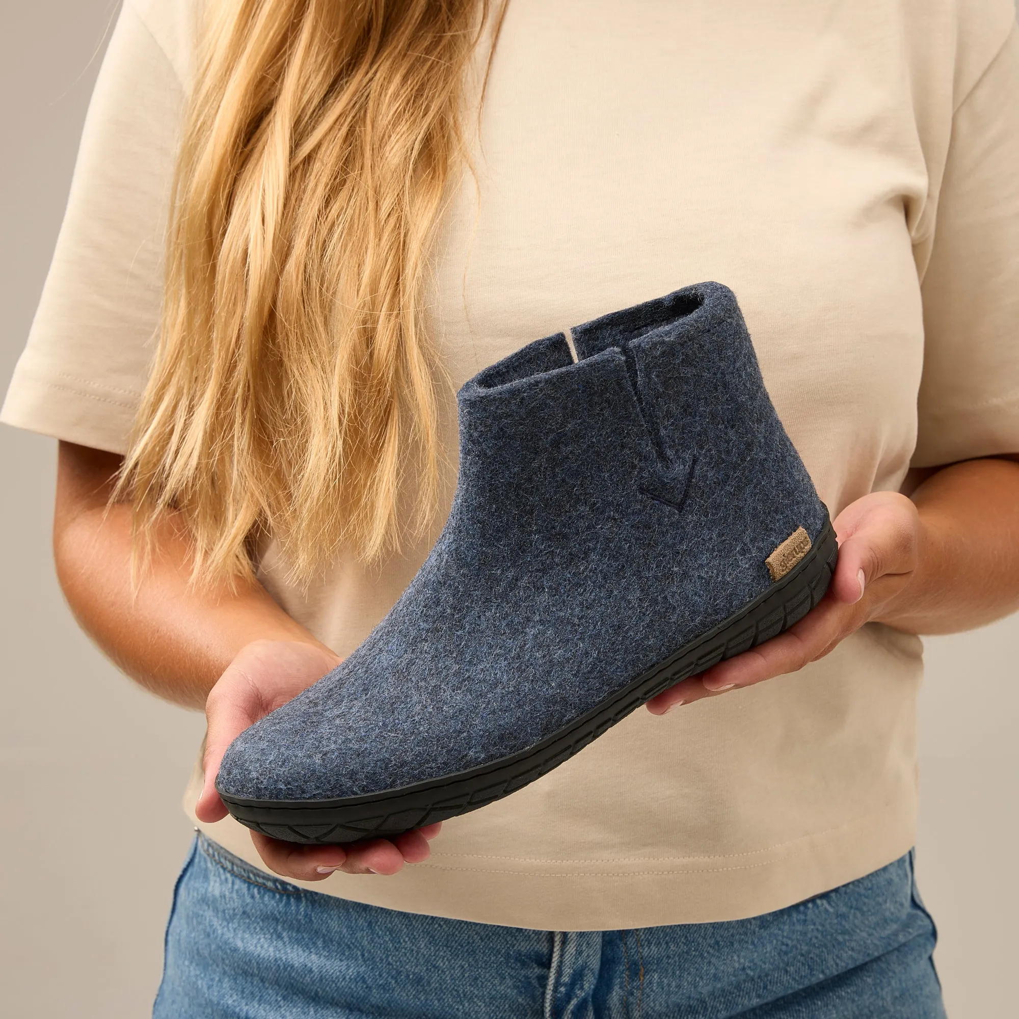 Boot with natural rubber sole - black - Denim